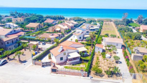 Гостиница Case Vacanze Mare Nostrum, villas in front of the Beach with pool - Pool is open!  Кампофеличе Ди Роккелла